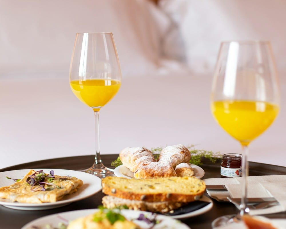 Bricka med juice och croissant