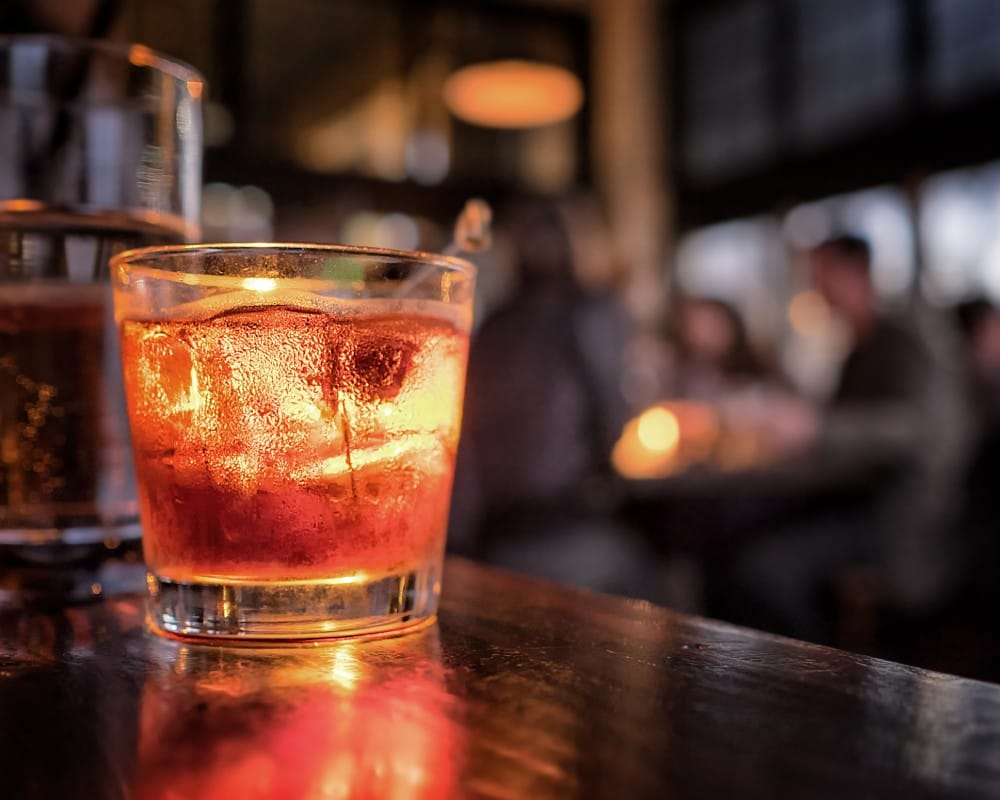 Cocktail vid bardisken en sommarkväll