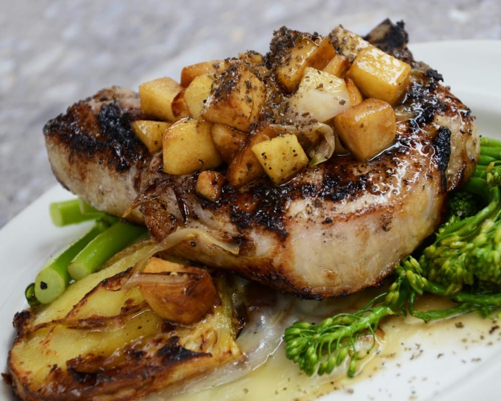 Grillad kotlett med äpple och broccoli
