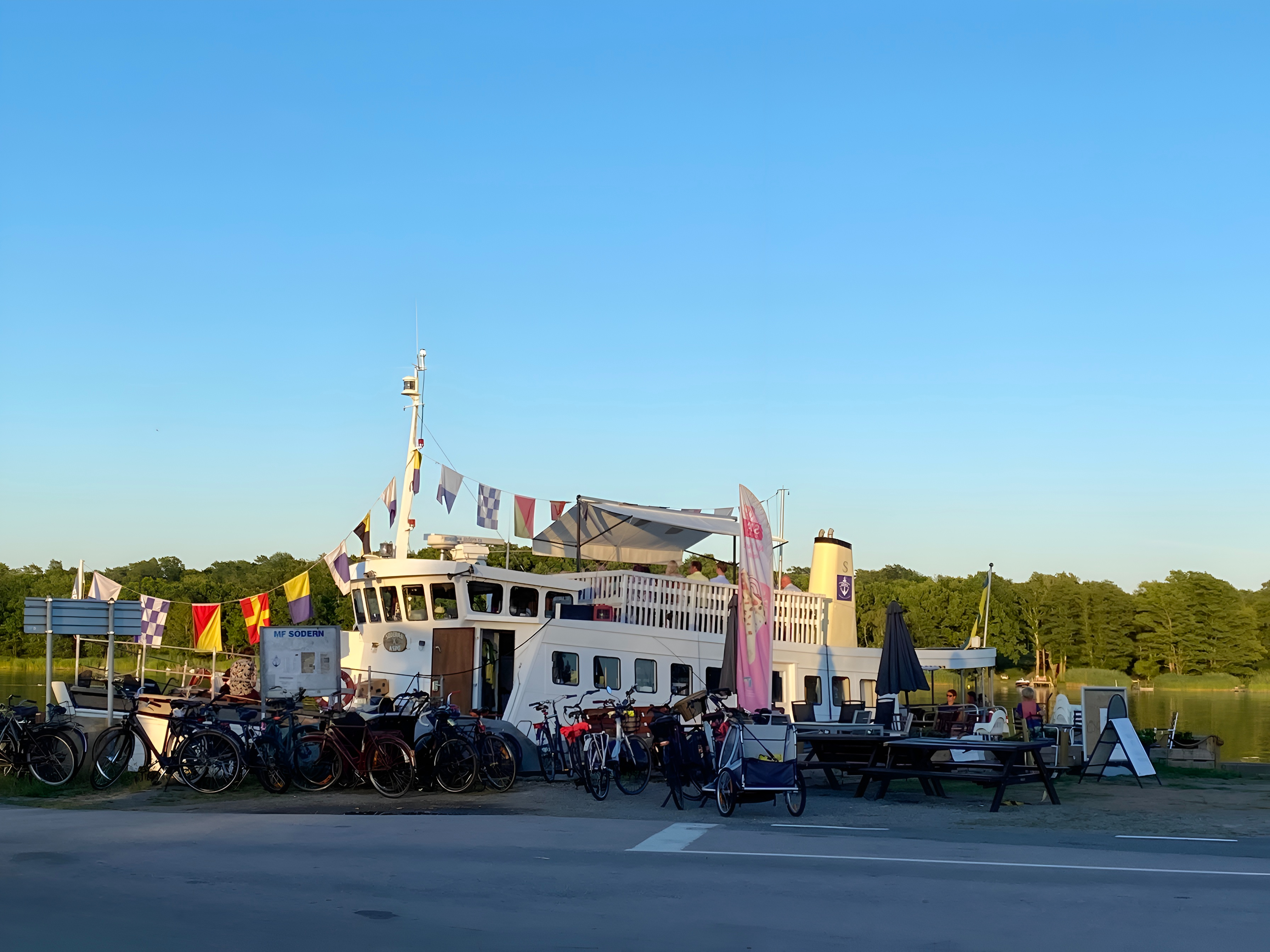 MF Södern med cyklar en sommarkväll