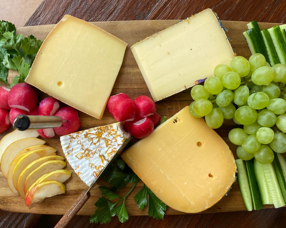 Ostbricka med vindruvor och äpple